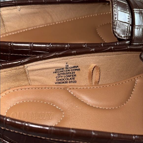 Old Navy 7 Glossy Brown Crocodile-Embossed City Loafers - Picture 7 of 9